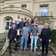 Gruppenbild der Forschungsgruppe vor dem Landhaus Rothenberge